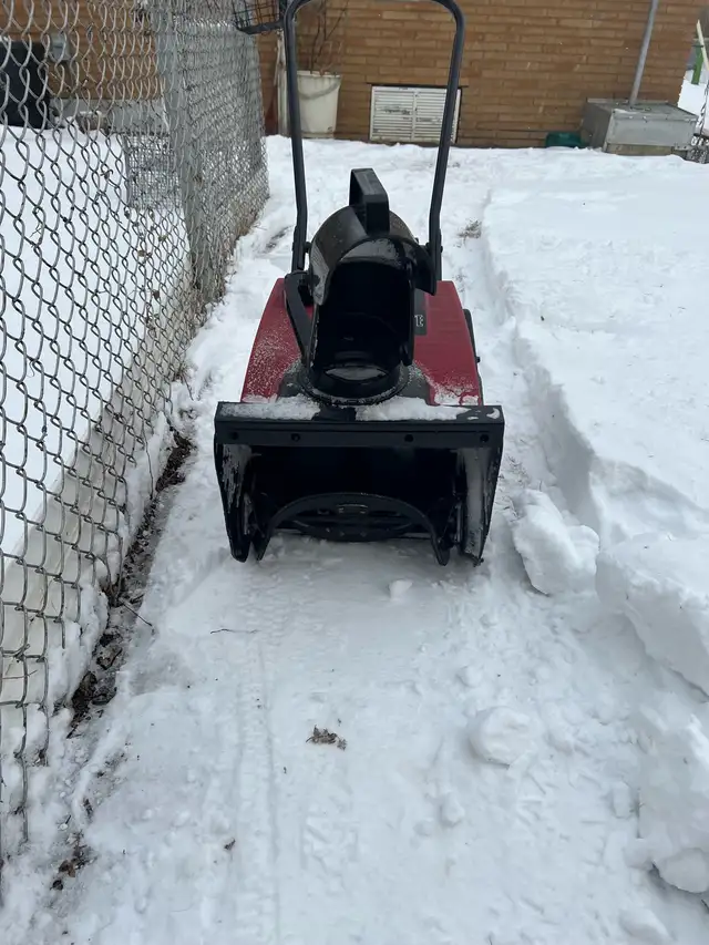 Snow blower gas like new in Snowblowers in Windsor Region - Image 4