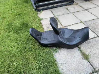 Ce banc pour moto, conçu pour un Shadow 96, est en bon état et prêt à offrir un confort amélioré lor...