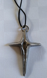 Pendentif croix sur lacets de cuir