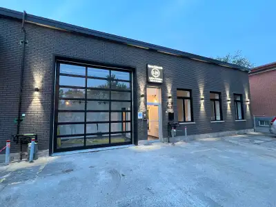 ENGLISH VERSION BELOW ** 600 Curé-Poirier Ouest, Local B, Longueuil ** Immeuble entièrement rénové e...