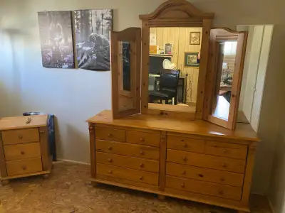 Commode en pin massif de 8 tiroirs avec 3 miroirs (2 pliants pour plus de visibilité). Dimensions: 6...