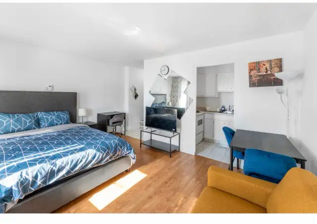 Top Floor Studio w/ King Bed – Guy Metro Access