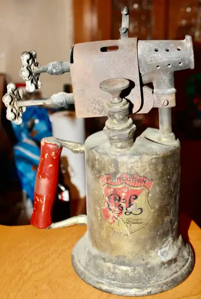 LARGE DOUBLE JET BLOW TORCH PAT. JAN 4,1921.PUMP STILL HAS SOME PRESSURE.11 INCHS HIGH X 6 1/2 INCHS...