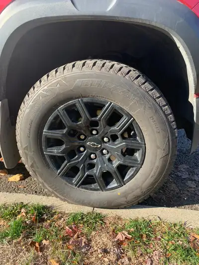 4 Pneus Bridgestone blizzak 265/65R18 usure 11/32. Payés 325$ plus taxes chacun. Demande 250$ du pne...