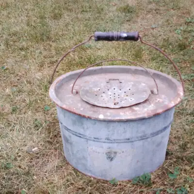Seau antique chaudière a poisson pour pêche vintage 25$, View more