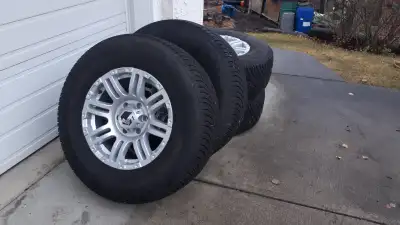 Like new, with 5800km, used on 2017 GMC Sierra, two seasons. Fits various GMC and Chevrolets vehicle...