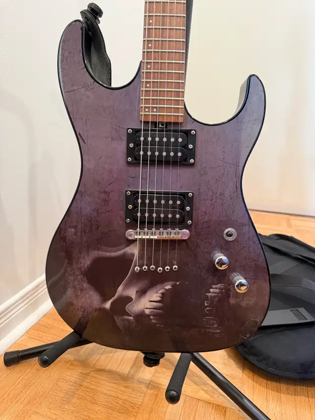 Washburn electric guitar with skull graphic finis in Guitars in City of Montréal - Image 3