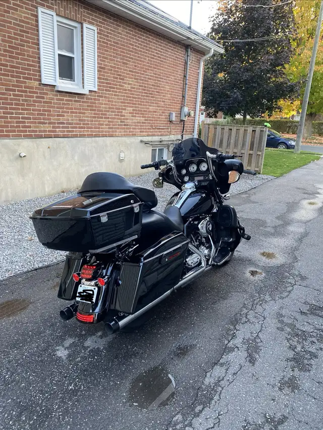 Harley-Davidson 2011 Street Glide FLHX in Street, Cruisers & Choppers in Peterborough - Image 5