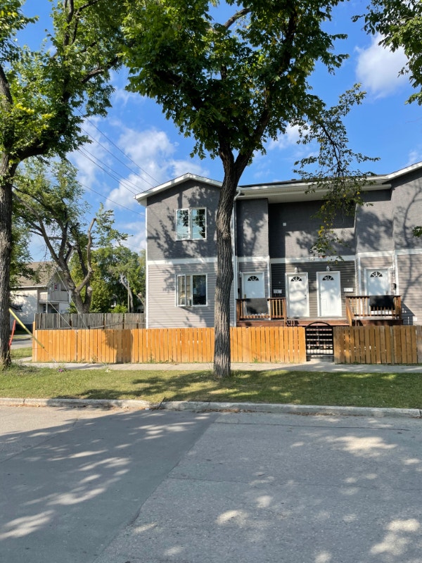 BRAND NEW 3 BEDROOM 2 BATHROOM FURNISH TOWNHOUSE FOR RENT 1500