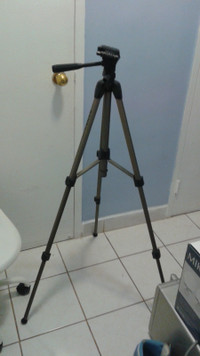 Dynex DX-TRP60 Tripod In excellent condition. $25
