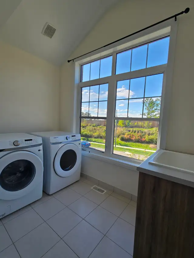 1 bedroom 1 washroom in 4 bedroom new home midhurst springwater in Room Rentals & Roommates in Barrie - Image 9