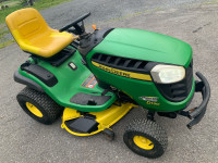 John Deere D130 lawn tractor/// tracteur à gazon