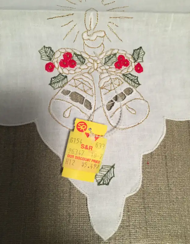Christmas in a box-Set of 4 doilies in Holiday, Event & Seasonal in Gatineau - Image 3