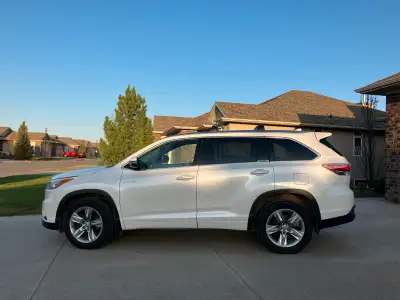 2015 Highlander Hybrid Ltd 3.5 litre 6 cylinder, Fully loaded including remote start. Mint shape, al...