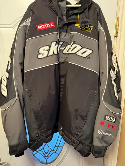 Brand new with tags! Bought a few years ago never used it! Men’s 3xl! 3 in 1 , has zip out soft shel...