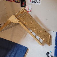 Module de jeux triangle d’escalade / toboggan Montessori en bois