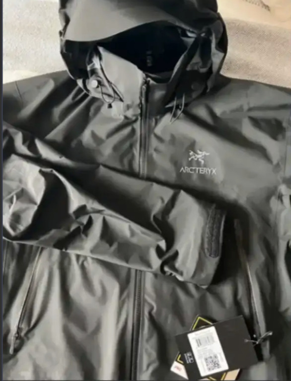 Men's Arcteryx Beta AR jacket XL size Black in Men's in City of Toronto - Image 2
