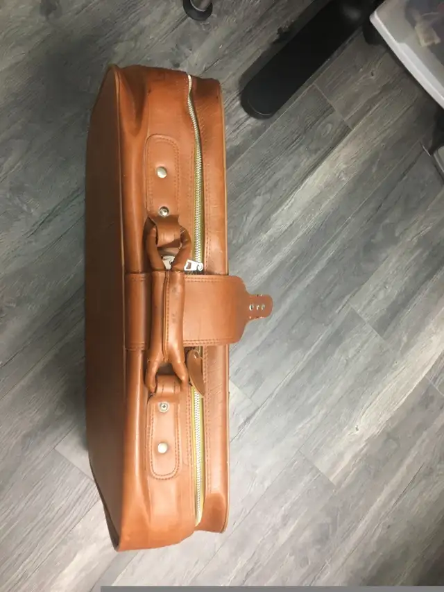 Vintage Mediums size leather suitcase  in Storage & Organization in Mississauga / Peel Region - Image 3