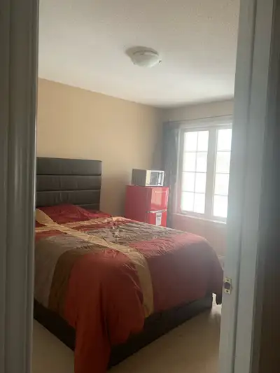 Located in Stonebridge, Barrhaven. Looking for peaceful, clean female student or worker Shared kitch...