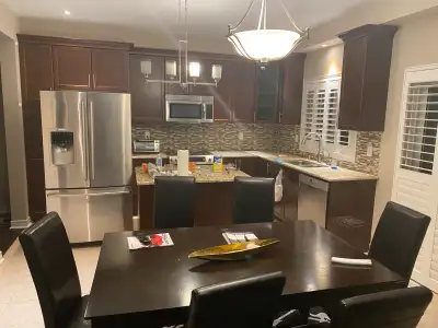 Clean, bright and spacious room with walking closet Single room of 4 bedrooms house in Kitchener Doo...