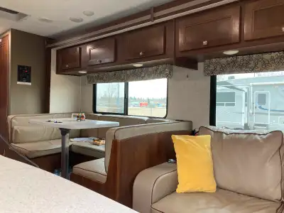 Ford E450, 6.8L, Triton V10. 70,000 Kms. 2 slides; U shaped dinette; Queen Island bed; 4000 watt Ona...