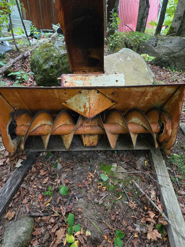 snowblower 52" cut in Snowblowers in Muskoka - Image 2