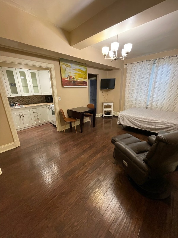 Fully Furnished Downtow Studio Condo Balfour Building Aug 26th Long