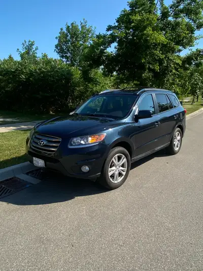 I'm selling my 2012 Hyundai Santa Fe Sport, with 253,000kms and Michelin Tires. Runs perfectly. * Ai...