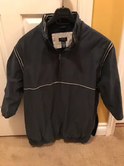 Stylish short sleeve rain jacket in very good condition. Includes side zipper at left side waist for...