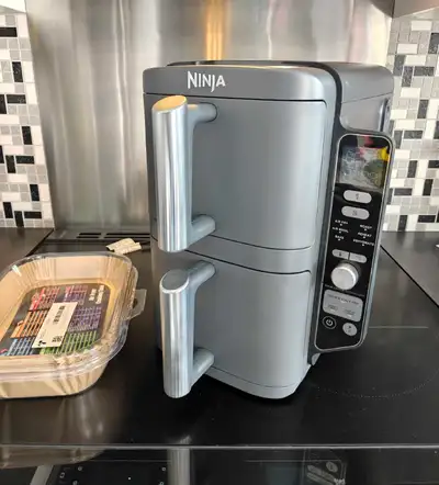 Air fryer à 2 paniers de marque Ninja en excellente condition. La conception empilable de Ninja de 8...