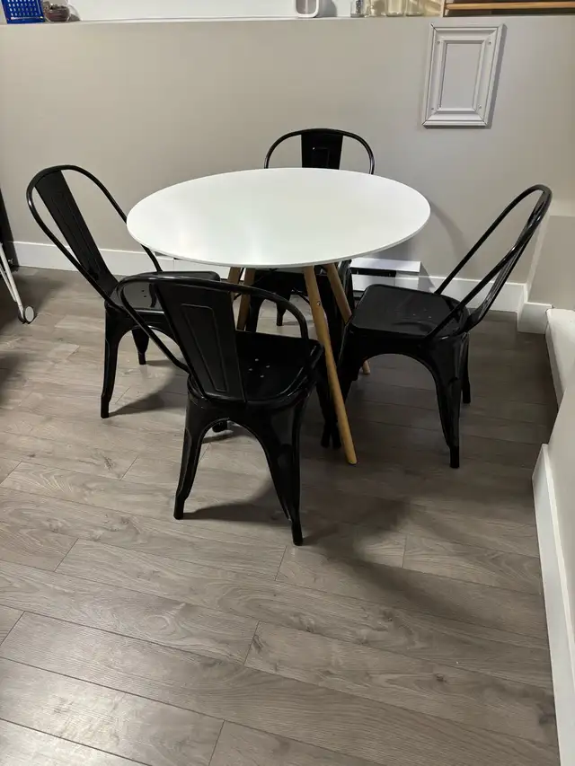 Structube Table and Chair Set in Dining Tables & Sets in Bedford - Image 3