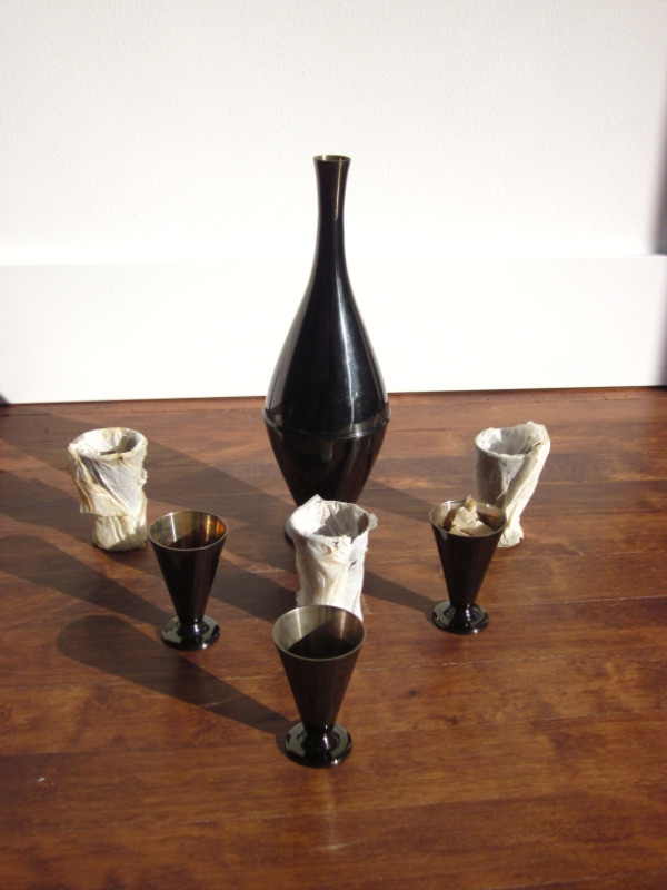 2 Sets - Vintage Liquor/Wine Bottle with matching glasses dans Vaisselle et articles de cuisine  à Ville de Montréal - Image 3