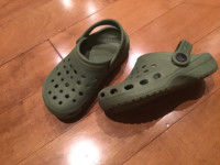 SIZE 10 OLIVE GREEN CROC STYLE SHOES WITH OPTIONAL BACK STRAP