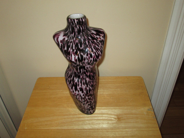 HAND BLOWN WOMANS TORSO VASE in Home Décor & Accents in New Glasgow - Image 2