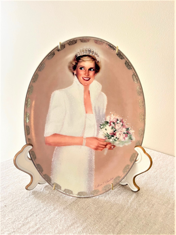 PRINCESS DIANA COLLECTIBLE WALL HANGING PLATE-1997 in Arts & Collectibles in Edmonton