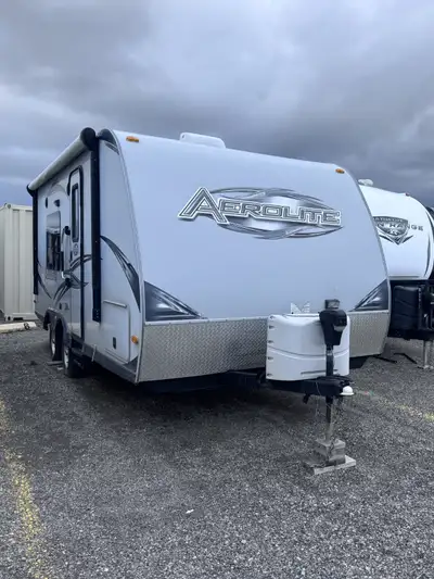 This great trailer is ideal for a couple or a young family up to 2 kids. Fridge, Freezer, 3 Burner S...
