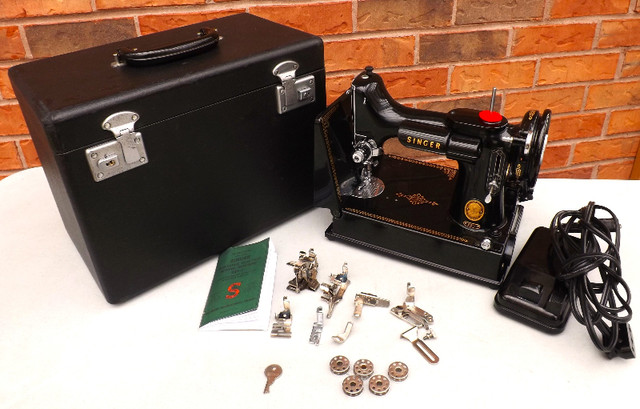 1953 SINGER 221 FEATHERWEIGHT SEWING MACHINE: FULLY SERVICED!! in Arts & Collectibles in London - Image 2