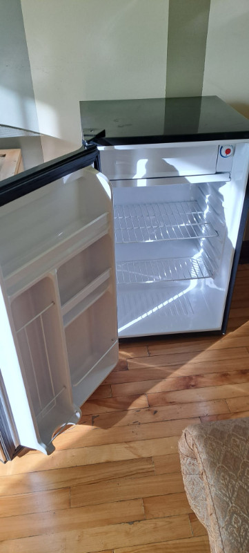 mini Réfrigérateur 4.4pi³, Danby, avec congélateur fermé dans Réfrigérateurs  à Ville de Montréal - Image 3
