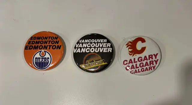 Vintage 1980 NHL Pin Back Buttons   in Arts & Collectibles in City of Toronto - Image 4