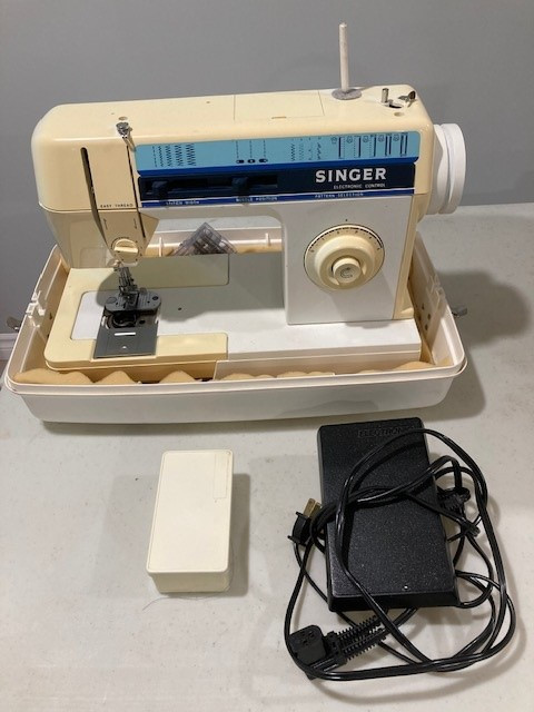 Singer Sewing Machine in Hobbies & Crafts in Corner Brook - Image 4
