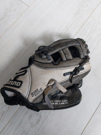 Mizuno 9 inch Tball glove.