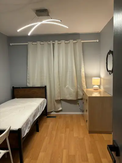 Private room perfect for students and working professional who doesn't drive as location is just a c...