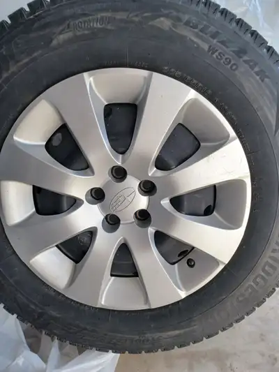 4 pneus hiver Blizzak Bridstone 225 65 R 16 montés sur roues d'acier pour Subaru avec enjoliveurs Su...