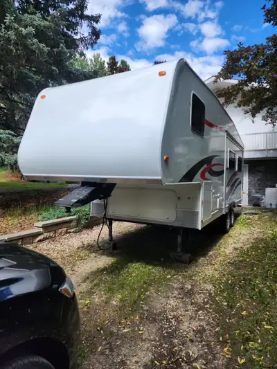 - Excellent Condition, 2007, 28 Foot R-Vision 5th Wheel Model D-526RL - Original owners - Dry weight...