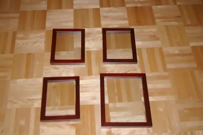 À vendre 1 cadre 8 1/2 X 11 (7$), 3 cadres 5X7 (5$ chaque) et 1 cadre 19 1/4 X 15 1/4 (10$). Le cont...
