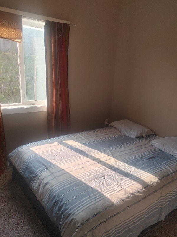 Unfurnished room for rent in Airdrie 650.00 Room Rentals & Roommates