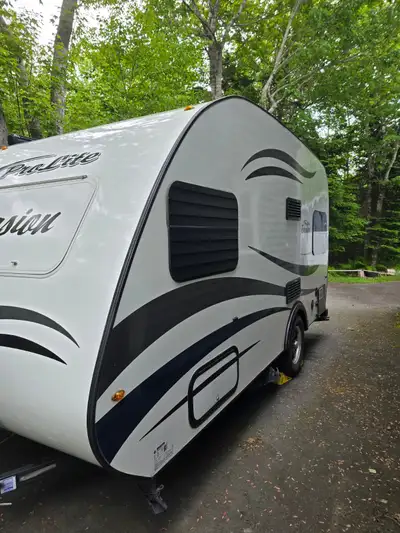 - Very lightweight, towable by many SUVs (1995lbs dry weight) - Sleeps 5 (bunk bed, sofa bed, conver...