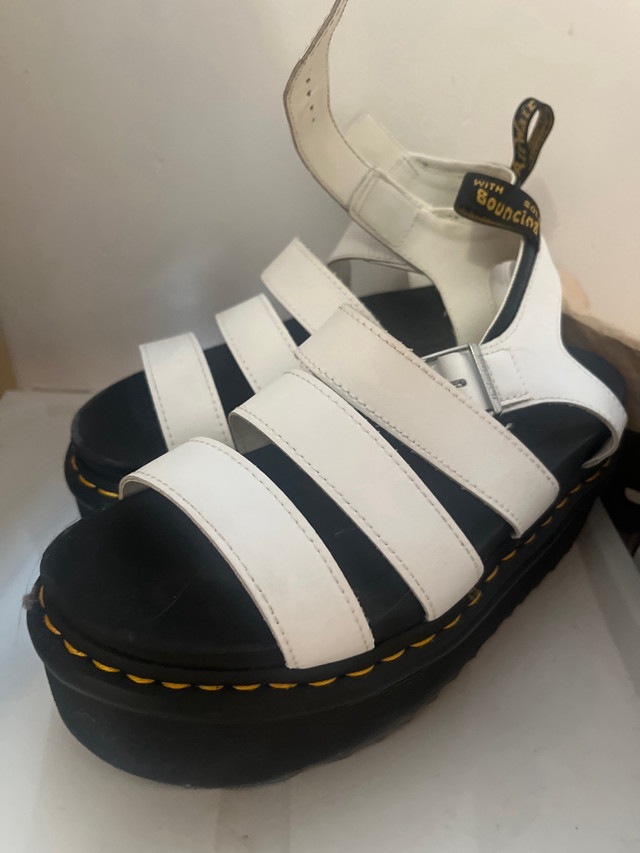 Sandales doc martens taille 8 (femme) dans Femmes - Chaussures  à Laval/Rive Nord