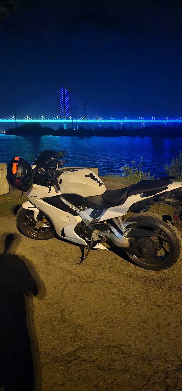 Honda VFR 2015 Deluxe in Sport Touring in City of Montréal - Image 6