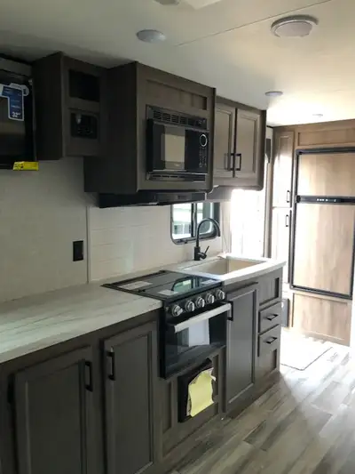 2023 STARCRAFT RV trailer 22 ft. hitch pull, dual axle, immaculate, hardly used, sleeps 4, queen bed...